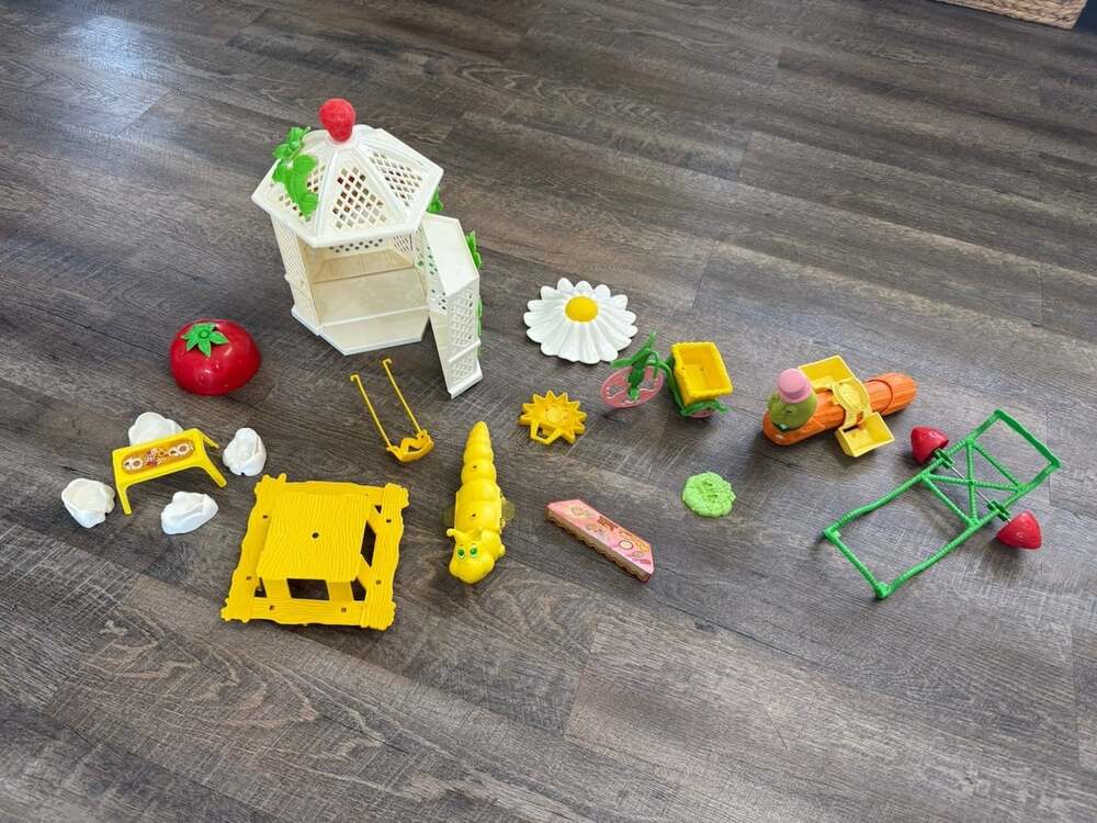 Vintage Strawberry Shortcake Garden House Gazebo Play Set Worm , Other Items